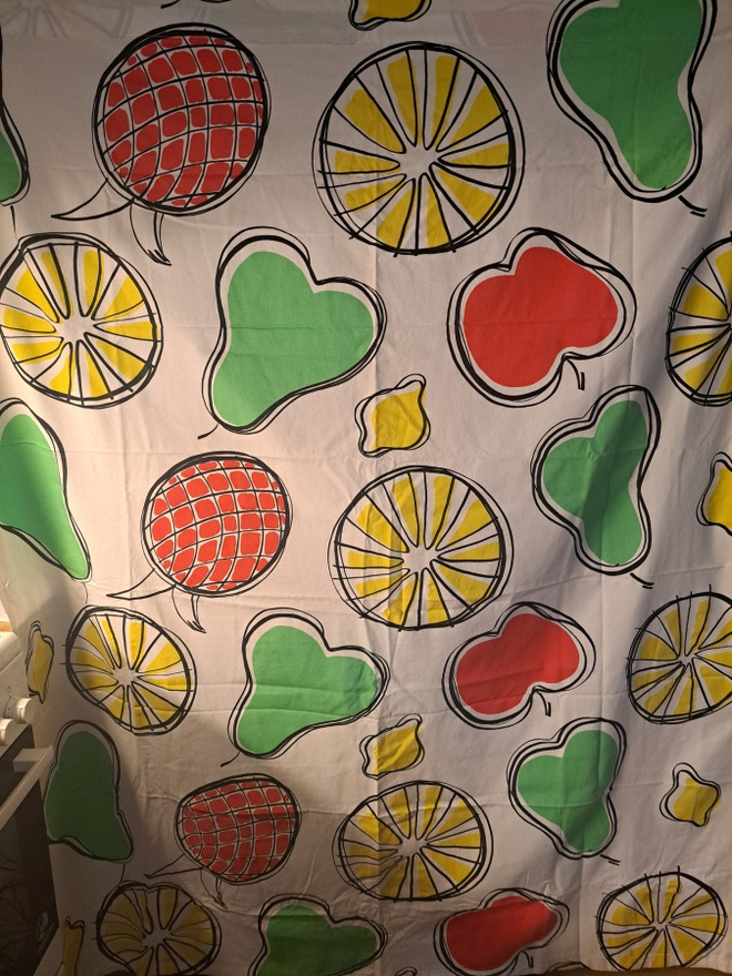 Värikäs isokuvioinen sisustuskangas 150x165cm x 2