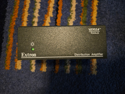 Extron MDA 3A audiojakovahvistin + alalkuperäinen virtalähde