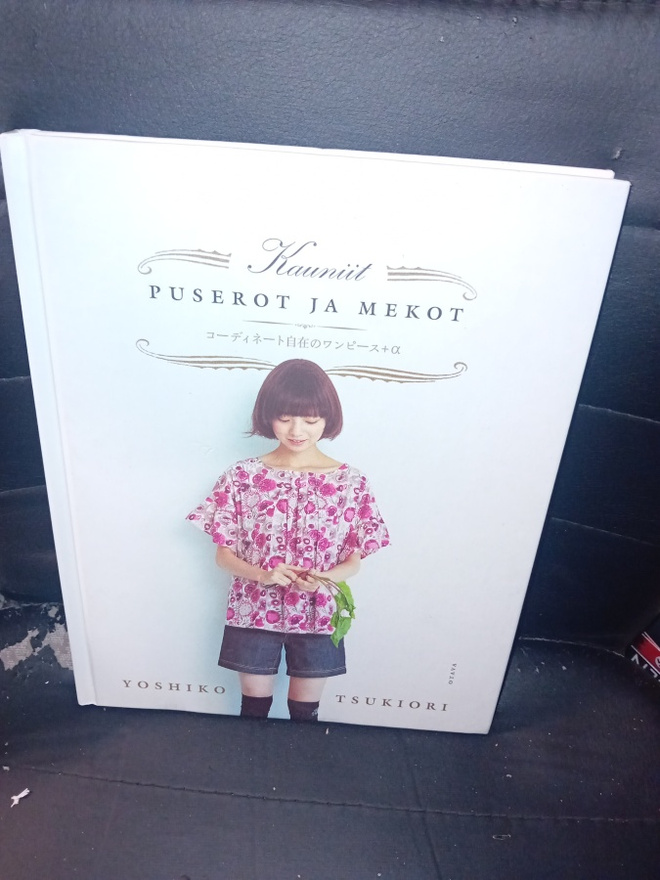 Tsukiori : Kauniit puserot ja mekot ( SIS POSTIKULU )