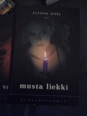 Alyson noel musta liekki