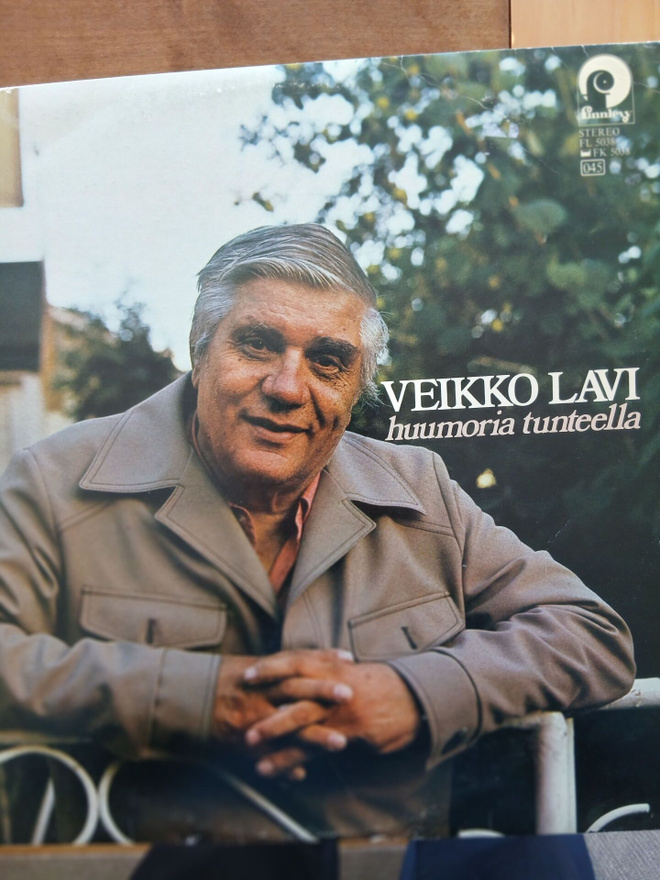Veikko Lavi : Huumoria tunteella.