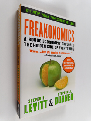 Steven D. Levitt ym. : Freakonomics : A Rogue Economist E...