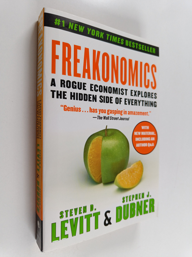 Steven D. Levitt ym. : Freakonomics : A Rogue Economist E...