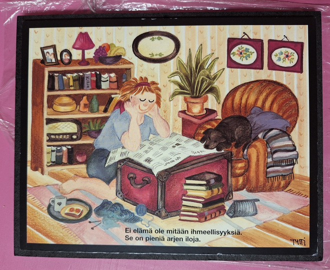 Pieni puinen sisustustaulu pienet ilot