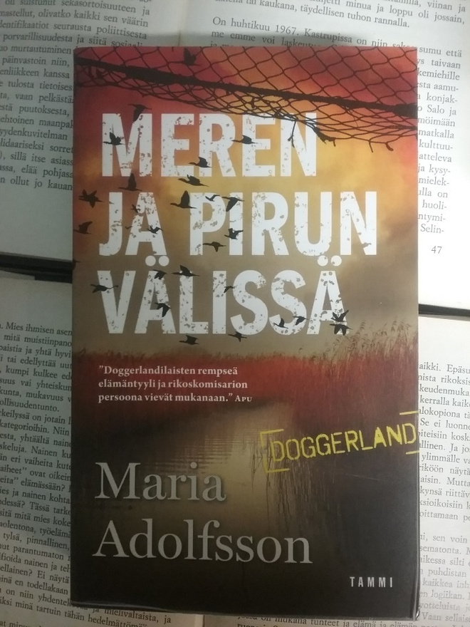 Maria Adolfsson - Meren ja pirun välissä (pokkari)