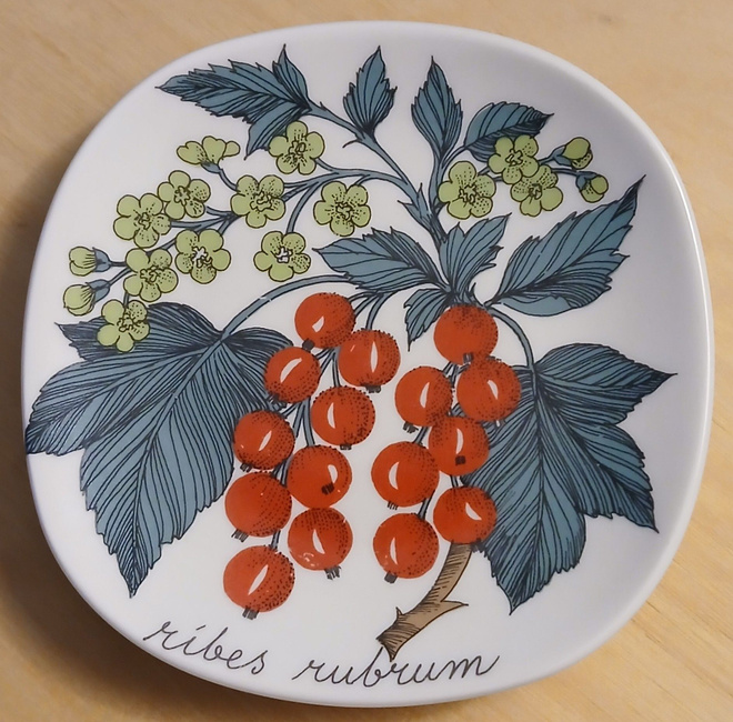 Arabian punainen viinimarja seinälautanen, Esteri Tomula.