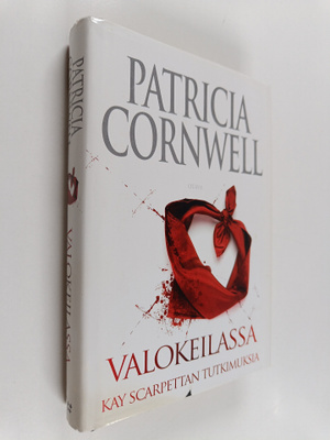 Patricia Cornwell : Valokeilassa