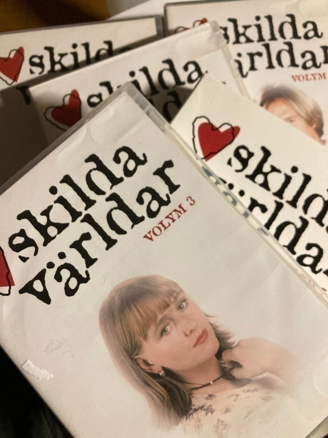 SKILDA VÄRLDAR kaudet 1, 2, 3, 6 ja 7