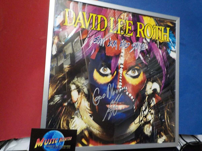 DAVID LEE ROTH TAULU KOLMELLA NIMMARILLA