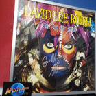 DAVID LEE ROTH TAULU KOLMELLA NIMMARILLA - pikkukuva 1