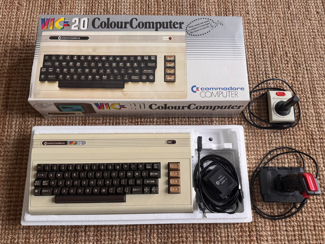 Commodore VIC-20 -retrotietokone oheistarvikkeineen