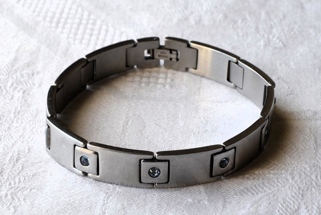 STEINLESS STEEL teräsrannekoru sinisillä kivillä