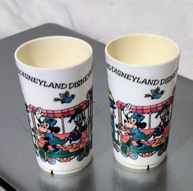 Aito Disneyland-muovimuki 2 kpl – © Walt Disney Productions
