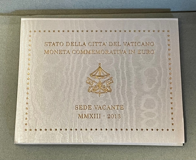 ** VATIKAANI 2€ 2013 Sede Vacante kansiossa**
