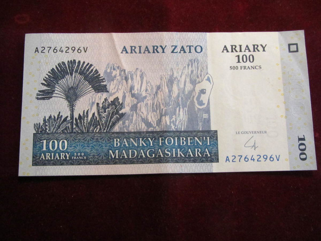 100 ariary - 500 francs 2004. Madagaskar