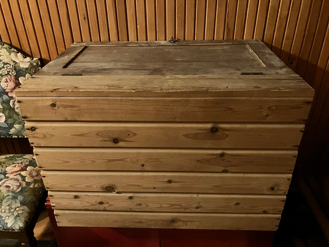 Vanha puuarkku / varastoarkku paneelia