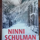 Ninni Schulman - Tyttö lumisateessa - pikkukuva 1