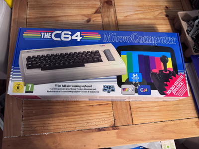 The C64 / Commodore 64 replica, alkuperäinen pakkaus