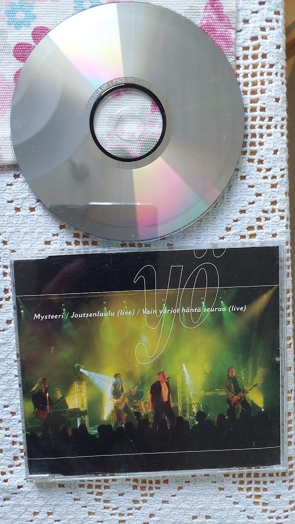 CDS Yö: Mysteeri / Joutsenlaulu (live) / Vain varjot häntä s