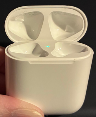 Apple AirPods -latauskotelo (Lightning)