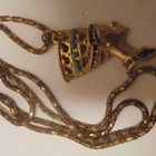 Kaulariipus  1. Kaunis kullanvärinen koru, Nefertiti - pikkukuva 5