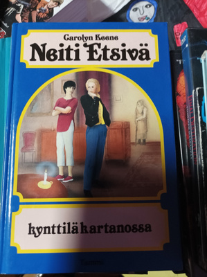 Neiti etsivä kynttiläkartanossa