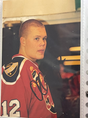 Olli Jokinen (HIFK) nimikirjoitus valokuvassa