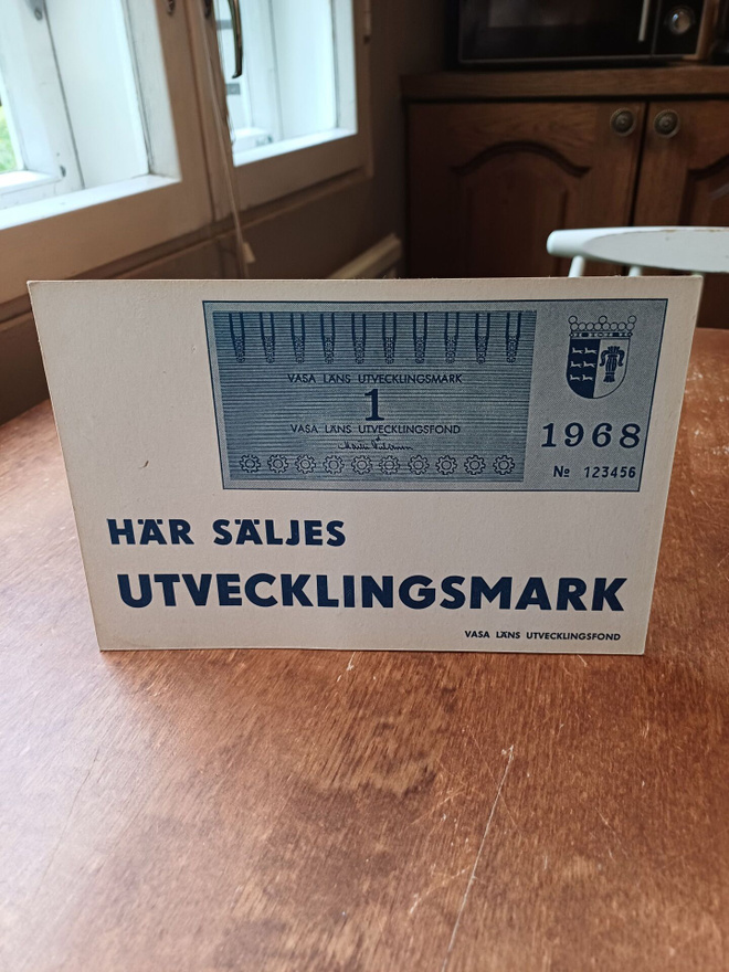 Pahvinen pöytämainos