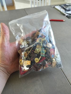 valtava pussi kaikenlaista merkkejä ja nippeliä