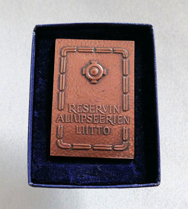 Reservin Aliupseerien Liitto, laatta