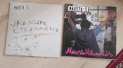 Mausta-5: Mausta Vitun Viis & Väkisin Eteenpäin 7" SUOMIPUNK