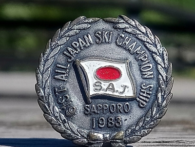 Japanilainen Sapporo 1983 Urheilumerkki. Hopeavärinen