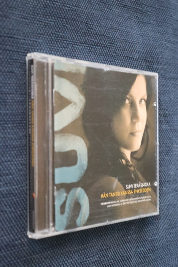 CD Suvi Teräsniska : Hän tanssi kanssa enkeleiden
