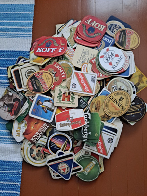 Iso kenkälaatikollinen oluttuopin alusia.