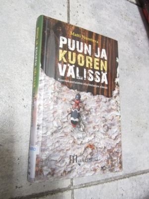 Matti Nuorteva : Puun ja kuoren välissä : kaarnakuoriaist...