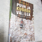 Matti Nuorteva : Puun ja kuoren välissä : kaarnakuoriaist... - pikkukuva 1