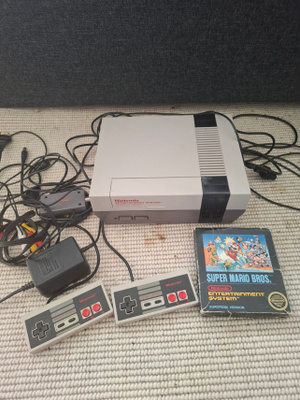 Nintendo 8-bit pelikonsoli + Super Mario Bros peli