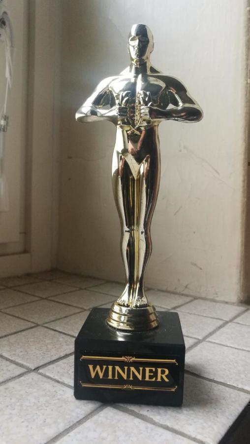 Nukke2 kpl Oscar patsas Singapore patsas