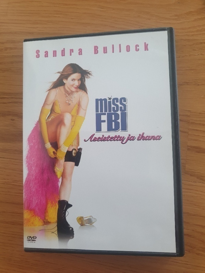 Miss FBI - Aseistettu ja ihana