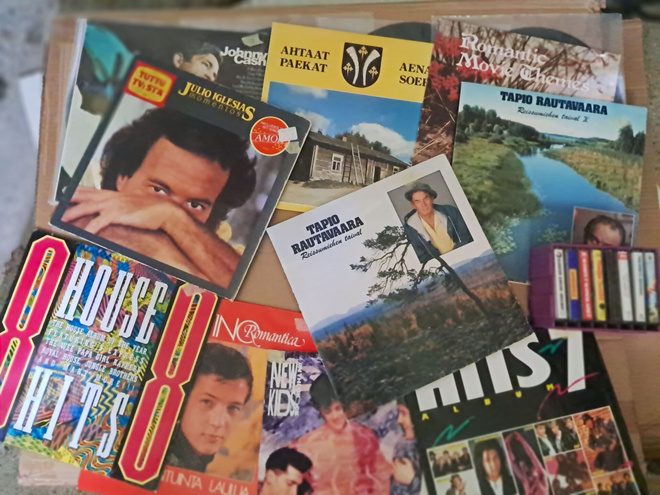 Musiikki paketti. Lp:t sekä C- kasetteja.