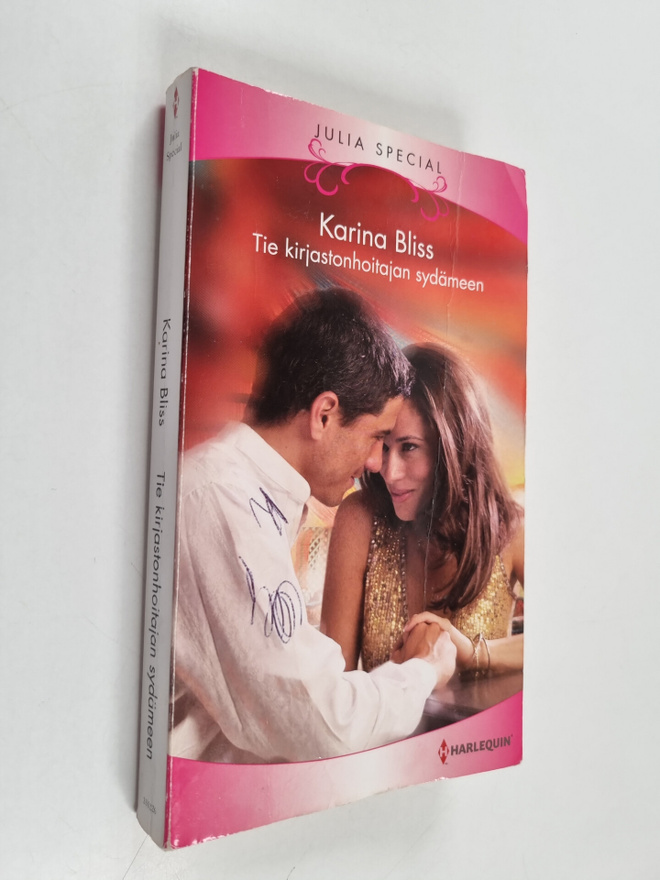 Karina Bliss : Tie kirjastonhoitajan sydämeen