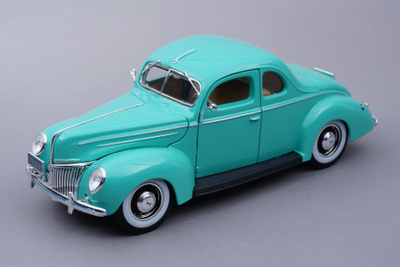 038. Maisto '1939 Ford Deluxe' pienoismalli.