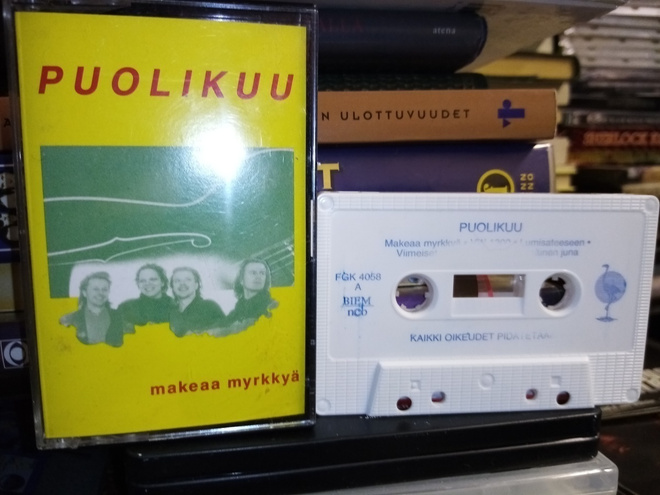 C-KASETTI PUOLIKUU :  MAKEAA MYRKKYÄ ( SIS POSTIKULU)