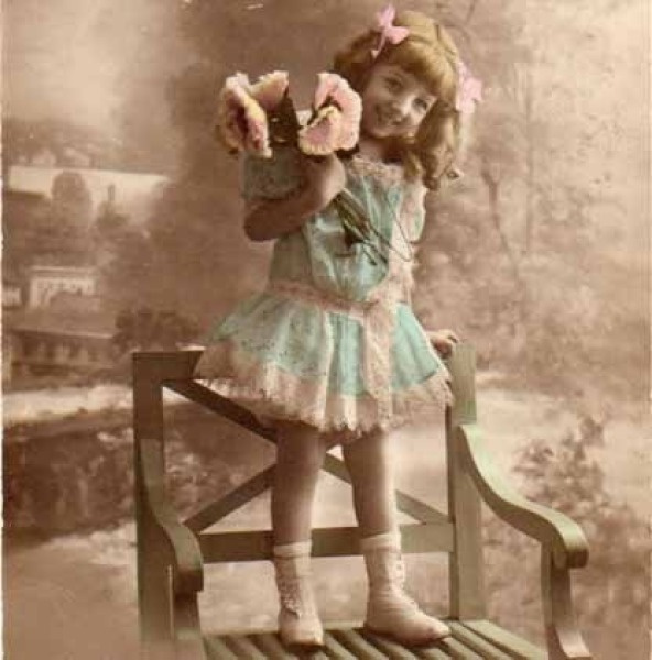 LAPSI / Suloinen pikkuneiti seisoo penkillä ulkona. 1900-l.