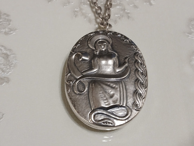 ISO- Kalevala Koru, Madonna-medaljonki riipus, Hopea