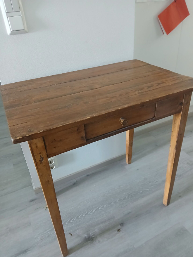 Talonpoikaisantiikkipöytä