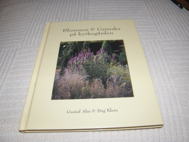 Alm - Klein Blommor och grönska på kyrkogården