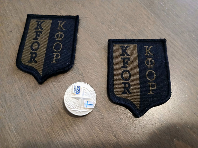 NATO-KFOR hihamerkit 2 kpl ja pinssi