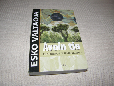 Esko Valtaoja Avoin tie kurkistuksia tulevaisuuteen  -nid
