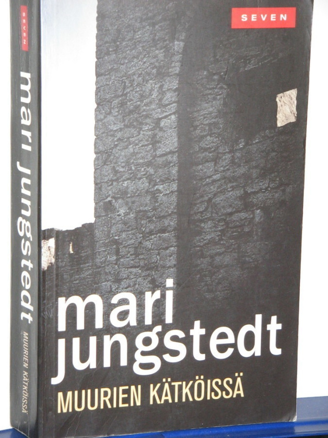 Mari Jungstedt : MUURIEN KÄTKÖISSÄ